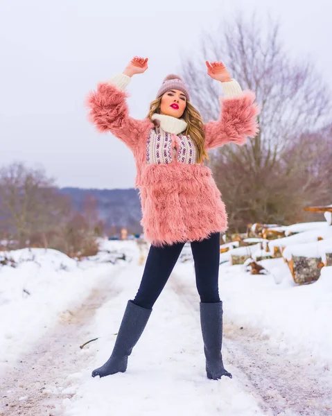 Блондинка Розовой Меховой Куртке Зимних Сапогах Фиолетовой Шляпе Снегу Хождение — стоковое фото