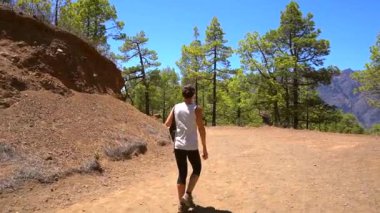 La Palma adasında, Kanarya Adaları 'ndaki Caldera de Taburiente' nin yanındaki La Cumbrecita yürüyüş yolunda yürüyen genç bir kadın. İspanya