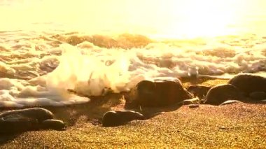 Gün batımında dalgalar Puerto de Tazacorte sahilinde La Palma, Kanarya Adaları 'nda. İspanya