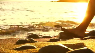 Kanarya Adaları, La Palma adasındaki Puerto de Tazacorte sahilinde gün batımında gezinen genç bir adam. İspanya