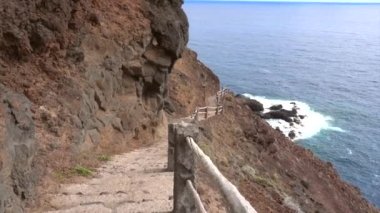 Aşağı doğru, Kanarya Adaları 'ndaki La Palma adasının doğusundaki Nogales sahiline gidiyor. İspanya
