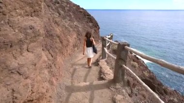 Kanarya Adaları 'ndaki La Palma adasının doğusundaki Nogales plajına doğru giden yokuş aşağı giden genç bir kadın. İspanya