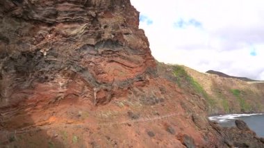 La Palma, Kanarya Adaları 'nın doğusundaki Nogales sahiline doğru doğal kırmızı duvarları olan güzel sahil şeridi. İspanya