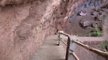 Kanarya Adaları 'ndaki La Palma adasının doğusundaki Nogales plajına giden patikanın merdivenleri. İspanya