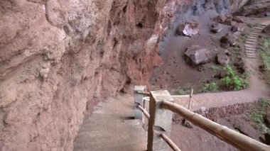 Kanarya Adaları 'ndaki La Palma adasının doğusundaki Nogales plajına giden patikanın merdivenleri. İspanya