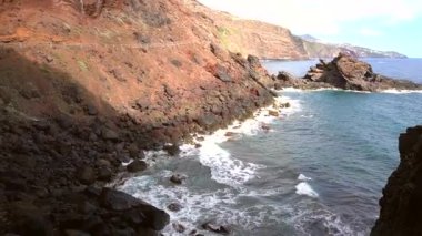 Kanarya Adaları 'ndaki La Palma adasının doğusundaki Nogales plajına giden güzel yol. İspanya