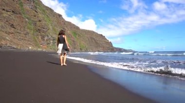 La Palma, Kanarya Adaları 'nın doğusundaki Nogales sahilinde yürüyen genç bir turist. İspanya