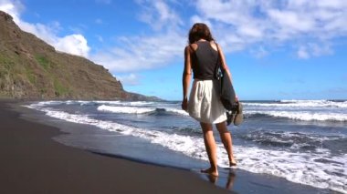 Kanarya Adaları 'nın La Palma adasının doğusundaki Nogales sahilinde eğlenen genç bir turist. İspanya