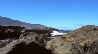 Santa Cruz de La Palma yakınlarındaki Los Cancajos plajında tatilin tadını çıkaran genç bir kız. La Palma Adası, Kanarya Adaları. İspanya