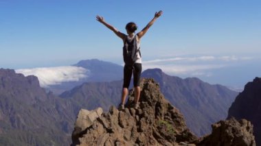 Caldera de Taburiente volkanı, La Palma, Kanarya Adaları 'ndaki Roque de los Muchachos' da kollarını açmış genç bir kadın. İspanya