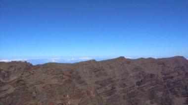 Roque de los Muchachos 'un Caldera de Taburiente volkanı, La Palma, Kanarya Adaları' ndaki panoramik manzarası. İspanya