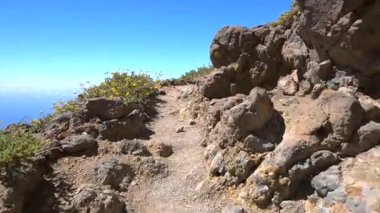 Caldera de Taburiente volkanik parkının tepesinde, Roque de los Muchachos yakınlarında bir yaz öğleden sonra, La Palma, Kanarya Adaları. İspanya
