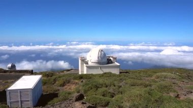 Bir yaz öğleden sonra, Roque de los Muchachos yakınlarındaki Caldera de Taburiente volkanının tepesinde, La Palma, Kanarya Adaları 'nda, değerli teleskopların taranması. İspanya
