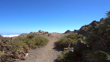 Bir yaz öğleden sonra Roque de los Muchachos yakınlarındaki Caldera de Taburiente volkanının tepesinde yürürken, La Palma, Kanarya Adaları. İspanya