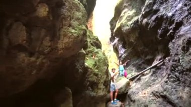 La Palma, Kanarya Adaları 'nın kuzeydoğu kıyısında Los Tilos doğal parkının patikasındaki turist bir çift. İspanya