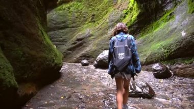 La Palma, Kanarya Adaları 'nın kuzeydoğu kıyısındaki Los Tilos doğal parkının şelalesinde genç bir turist. İspanya