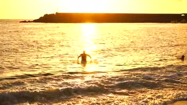 Молодой Человек Наслаждается Закатом Морской Воде Пляже Пуэрто Тасакорте Острове — стоковое видео
