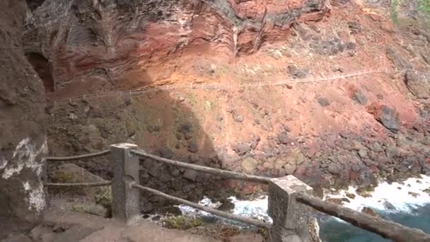 Hermosa Costa Con Paredes Rojas Naturales Hacia Playa Nogales Este — Vídeo de stock