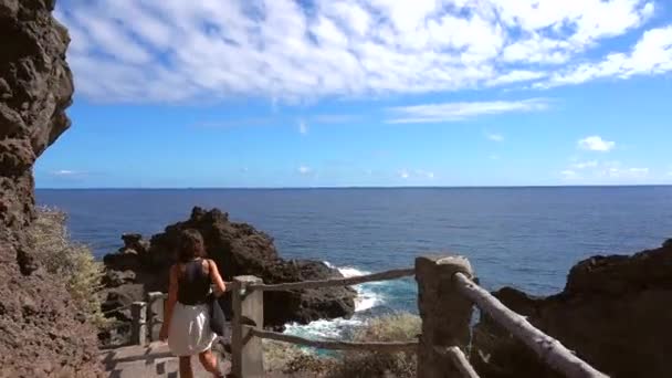 Młoda Kobieta Idąca Ścieżką Kierunku Plaży Nogales Wschodniej Części Wyspy — Wideo stockowe