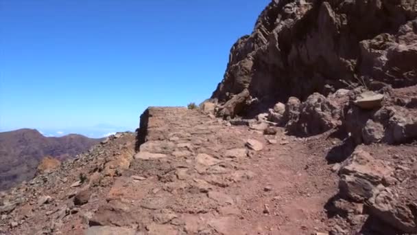 Μονοπάτι Στο Roque Los Muchachos Άποψη Για Ηφαίστειο Caldera Taburiente — Αρχείο Βίντεο
