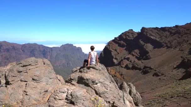 Μια Νεαρή Γυναίκα Κάθεται Στην Κορυφή Του Ηφαιστείου Caldera Taburiente — Αρχείο Βίντεο
