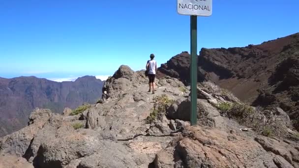 Ung Kvinna Går Toppen Caldera Taburiente Vulkanen Naturpark Nära Roque — Stockvideo