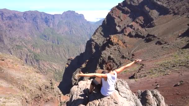 Egy Fiatal Élvezi Kilátást Caldera Taburiente Vulkán Tetején Roque Los — Stock videók