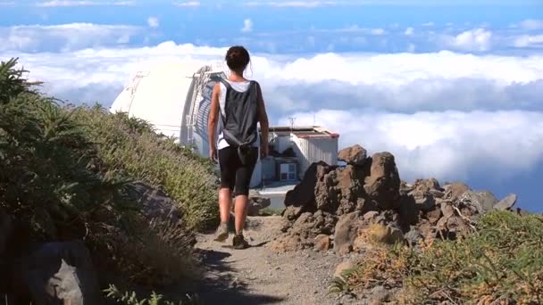 Uma Jovem Mulher Caminhando Entre Telescópios Gigantes Topo Vulcão Caldera — Vídeo de Stock