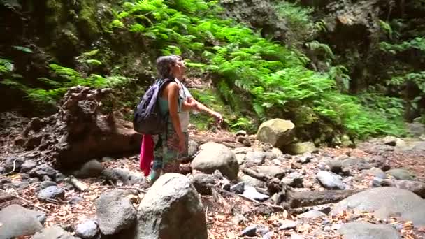 카나리아 제도의 라팔마 북동쪽 해안에 공원의 초목을 관광객 부부가 스페인 — 비디오