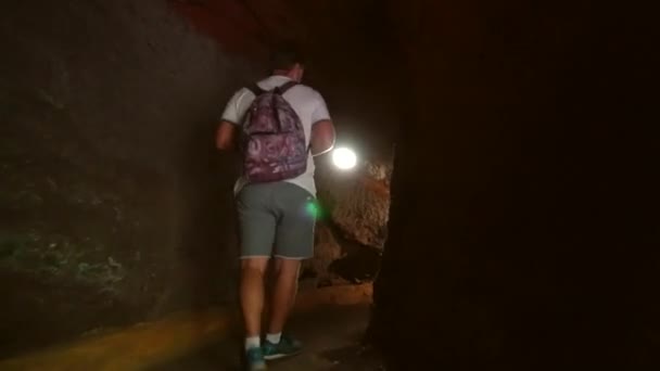 Jovem Caminho Entre Túneis Através Cânion Parque Natural Los Tilos — Vídeo de Stock