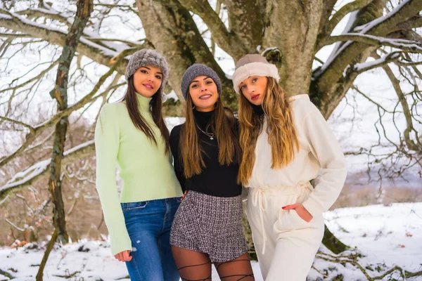Três Belos Amigos Caucasianos Apreciando Neve Inverno Sob Uma Árvore — Fotografia de Stock