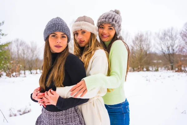 Estilo Vida Invierno Tres Hermosas Novias Caucásicas Abrazándose Nieve Vacaciones — Foto de Stock