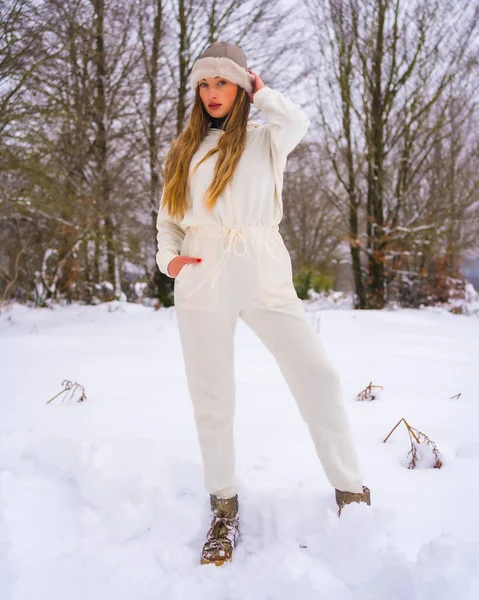 Estilo Vida Inverno Retrato Jovem Bonita Mulher Branca Loira Com — Fotografia de Stock