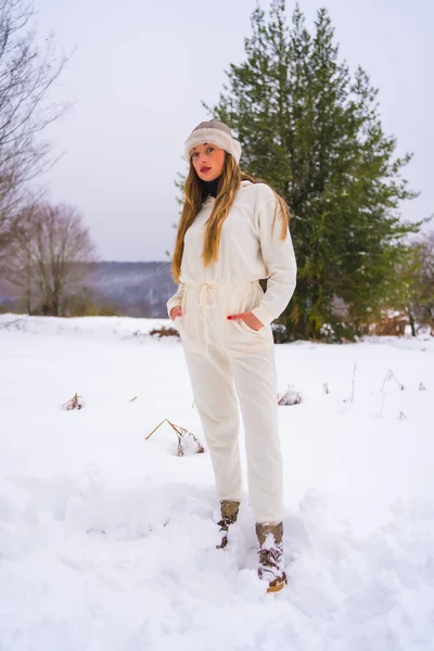 눈덮인 소나무 모자를 여성의 초상화 자연의 — 스톡 사진