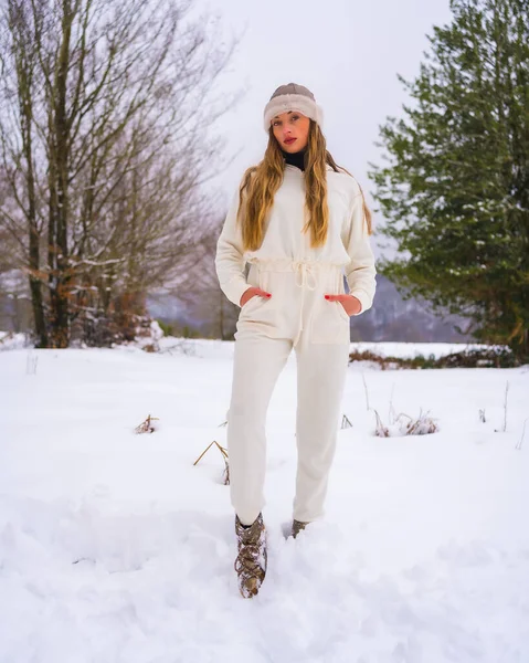 Estilo Vida Inverno Retrato Jovem Bonita Mulher Branca Loira Com — Fotografia de Stock