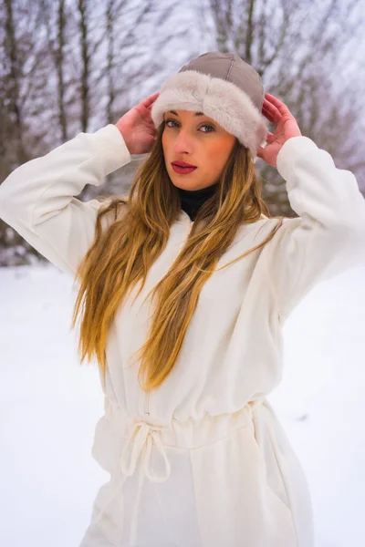 Estilo Vida Inverno Retrato Branco Loira Com Roupa Inverno Branco — Fotografia de Stock