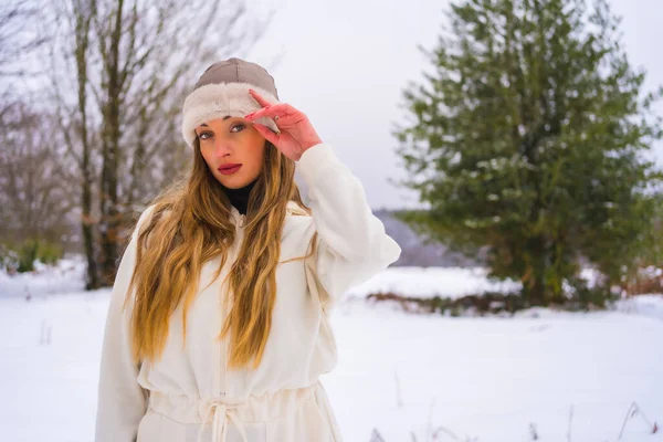 Zimowy Styl Życia Portret Białej Blondynki Białym Zimowym Strojem Wełnianym — Zdjęcie stockowe