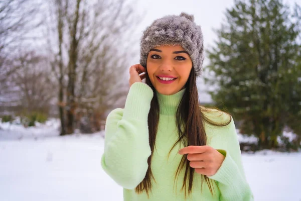 Zimowy Styl Życia Portret Młodej Brunetki Kaukaskiej Kobiety Zielonym Stroju — Zdjęcie stockowe