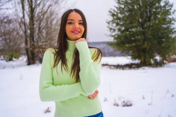 Winter Lifestyle Portret Jonge Brunette Kaukasische Vrouw Met Groene Outfit — Stockfoto