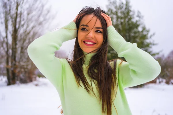 Χειμερινός Τρόπος Ζωής Πορτρέτο Μελαχρινή Καυκάσιος Μοντέλο Πράσινο Ντύσιμο Και — Φωτογραφία Αρχείου