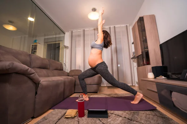 Een Jonge Zwangere Blanke Vrouw Die Thuis Pilates Doet Online — Stockfoto