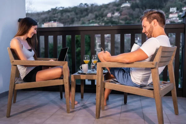 Una Pareja Caucásica Desayunando Terraza Del Hotel Pijama Viendo Las — Foto de Stock