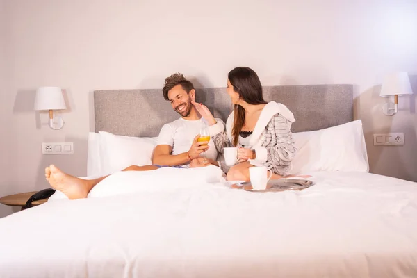 Een Paar Verliefd Pyjama Ontbijten Het Hotel Bed Ochtend Levensstijl — Stockfoto