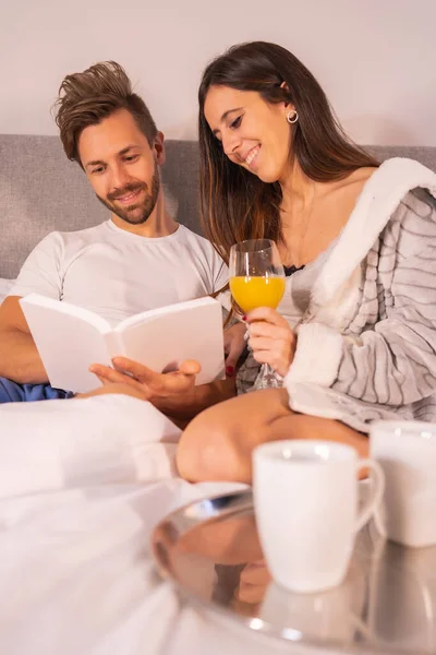Couple Pajamas Reading Book Breakfast Coffee Orange Juice Hotel Bed — Stock Photo, Image