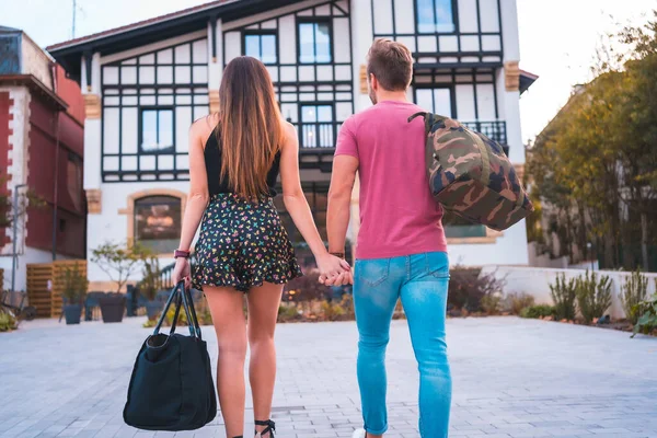 Couple Caucasien Arrive Hôtel Pour Leurs Vacances Romantiques Style Vie — Photo