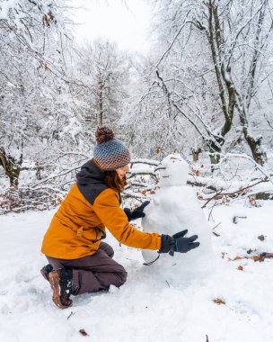 Bir grup yürüyüşçü, San Sebastian, Gipuzkoa, Bask Bölgesi yakınlarındaki Oiartzun 'daki Nevado de Artikutza doğal parkında yürüyüş yapıyor. İspanya