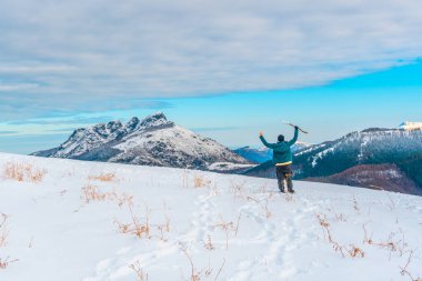 Karla kaplı Oianleku doğal parkında, Gipuzkoa 'nın Oiartzun kasabasında, karda yürüyen genç bir kadın. Bask Ülkesi
