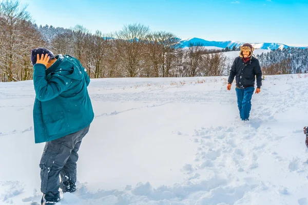 Eine Junge Frau Geht Durch Den Schnee Schneebedeckten Oianleku Naturpark — Stockfoto