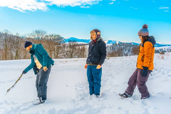 Eine Junge Frau Geht Durch Den Schnee Schneebedeckten Oianleku Naturpark — Stockfoto