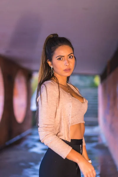 Retrato Joven Morena Caucásica Ciudad Con Una Hermosa Cola Caballo —  Fotos de Stock